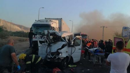 مصرع 6 عمال فلسطينيين بحادث سير شمال مدينة اريحا
